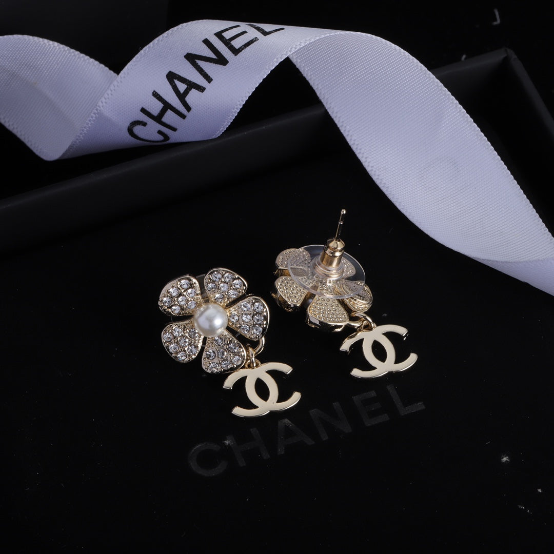 Klassische Doppel-C-Blumenperlen-Strass-Ohrringe