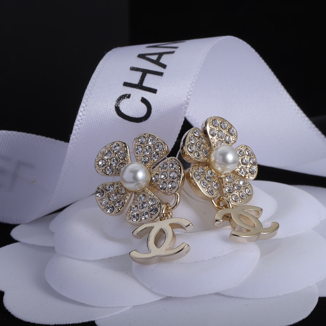 Klassische Doppel-C-Blumenperlen-Strass-Ohrringe