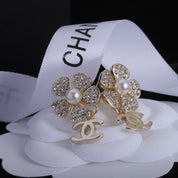 Klassische Doppel-C-Blumenperlen-Strass-Ohrringe