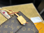 Modische Umhängetasche mit vierblättrigem Kleeblatt-Buchstabendruck