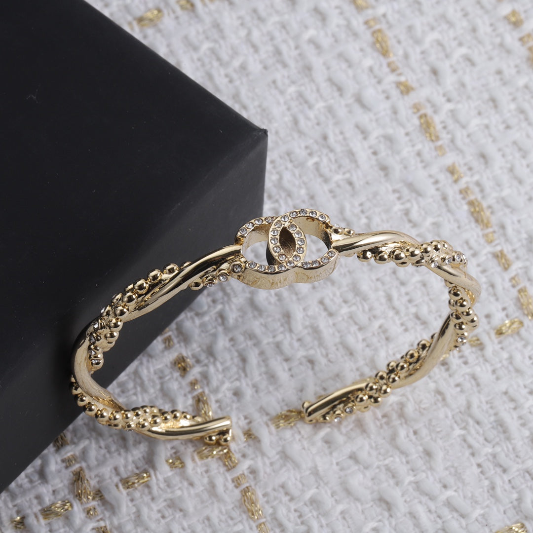 Klassisches offenes Armband mit Doppel-C-Strass