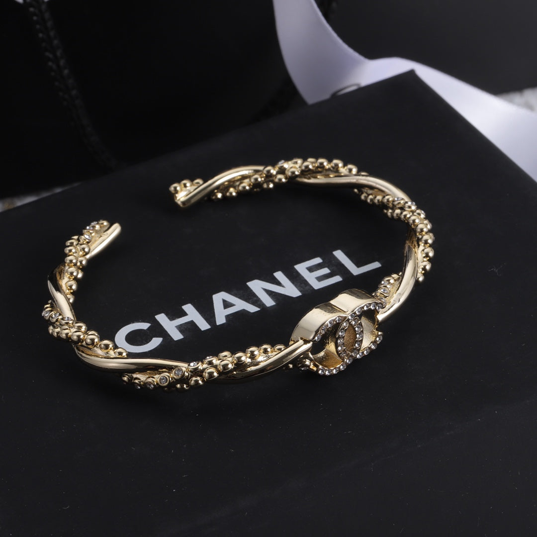 Klassisches offenes Armband mit Doppel-C-Strass