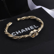Klassisches offenes Armband mit Doppel-C-Strass
