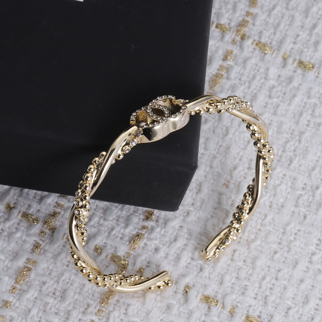 Klassisches offenes Armband mit Doppel-C-Strass
