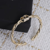Klassisches offenes Armband mit Doppel-C-Strass