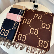 Modischer GG-Schal mit diagonalen Streifen