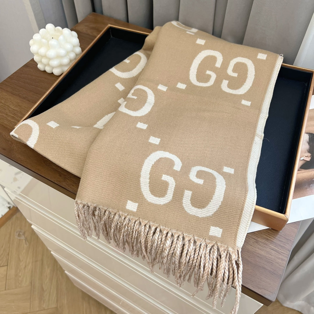 Modischer GG-Schal mit diagonalen Streifen