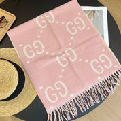 Modischer GG-Schal mit diagonalen Streifen