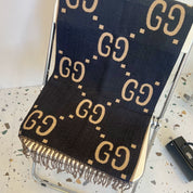 Modischer GG-Schal mit diagonalen Streifen