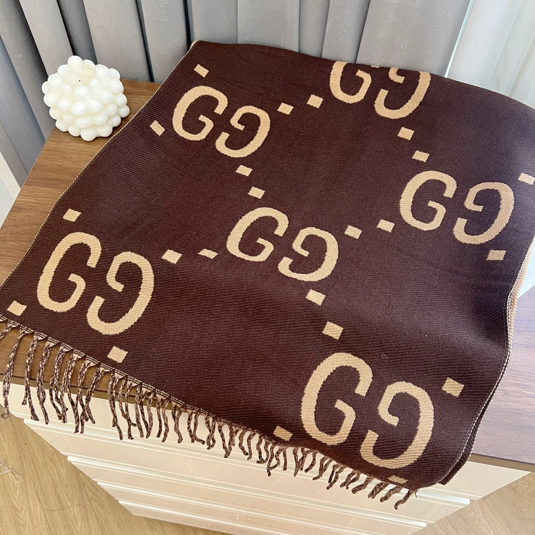 Modischer GG-Schal mit diagonalen Streifen