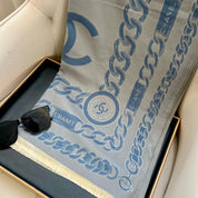 Modischer CC-Buchstabenschal