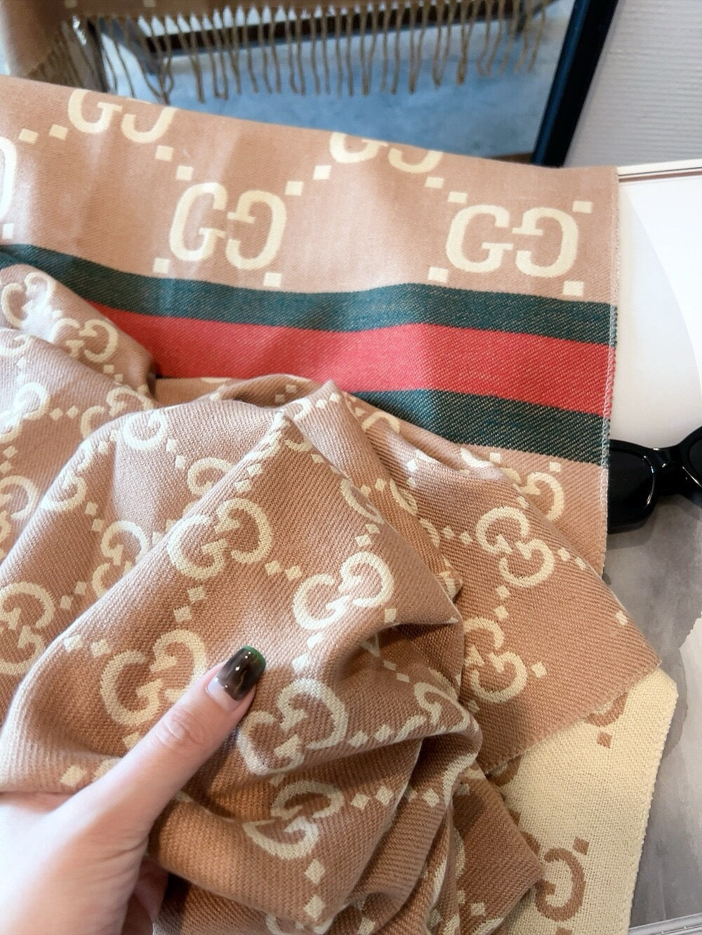 Modischer Schal mit GG-Buchstaben