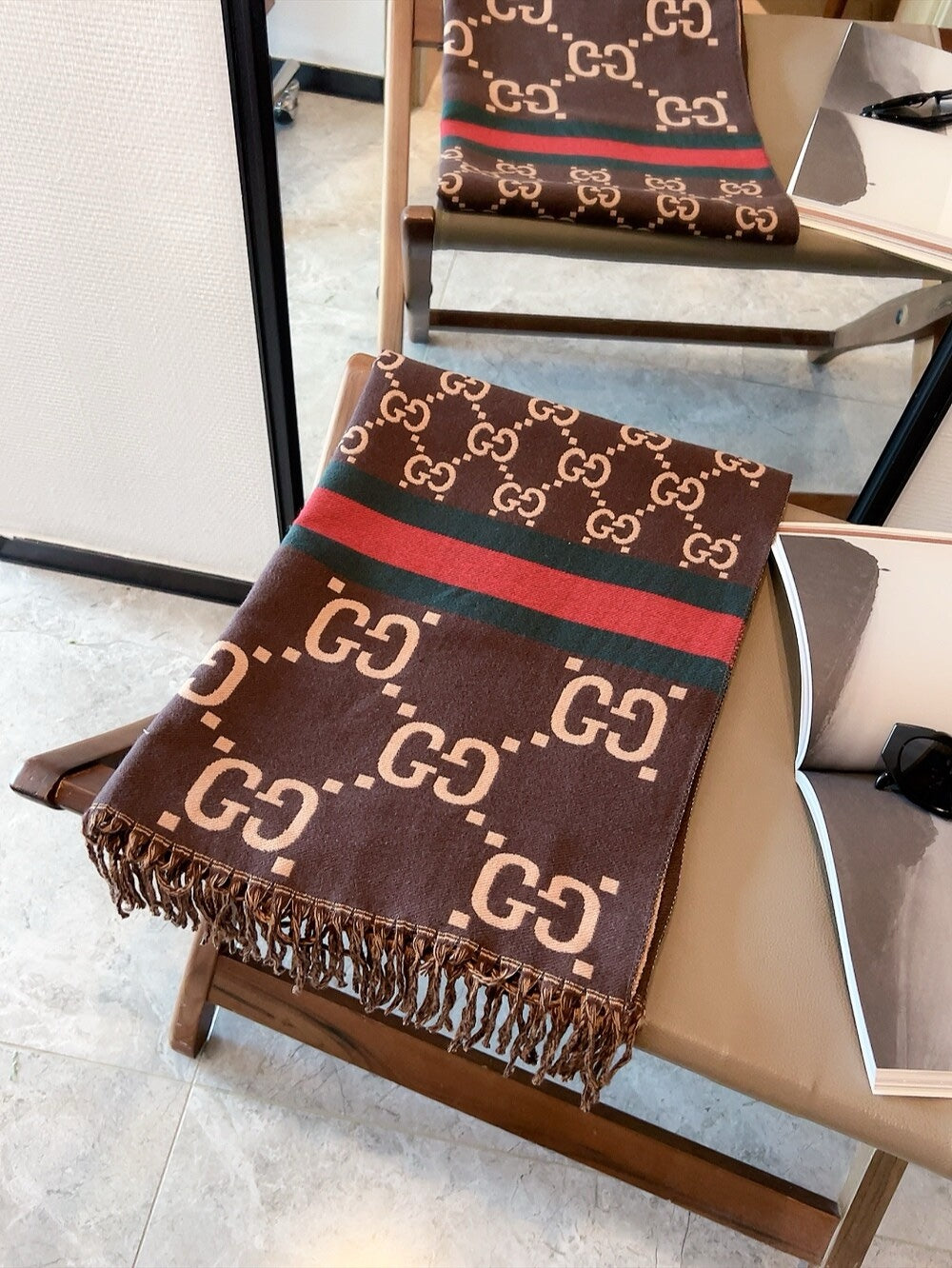 Modischer Schal mit GG-Buchstaben