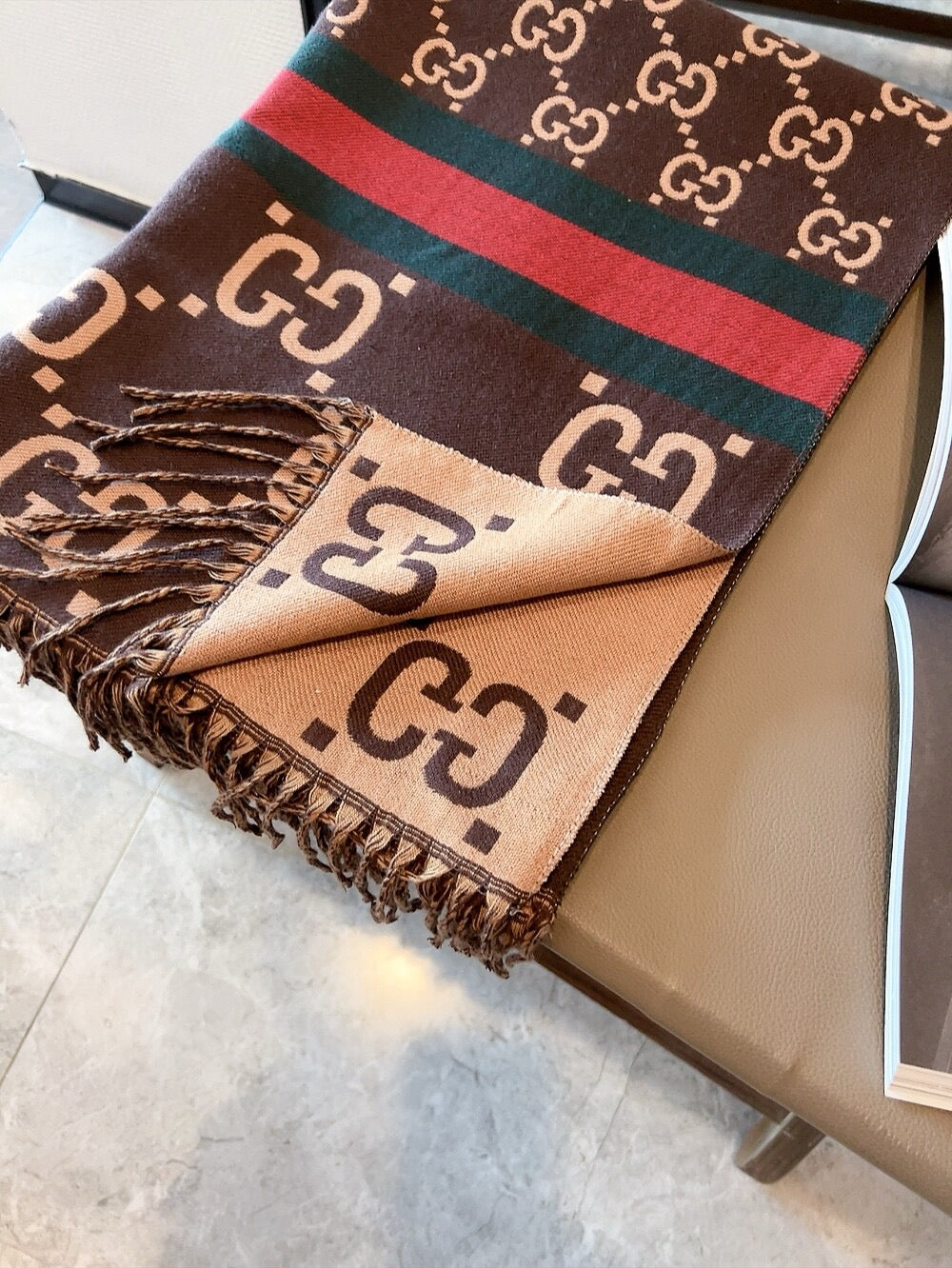 Modischer Schal mit GG-Buchstaben