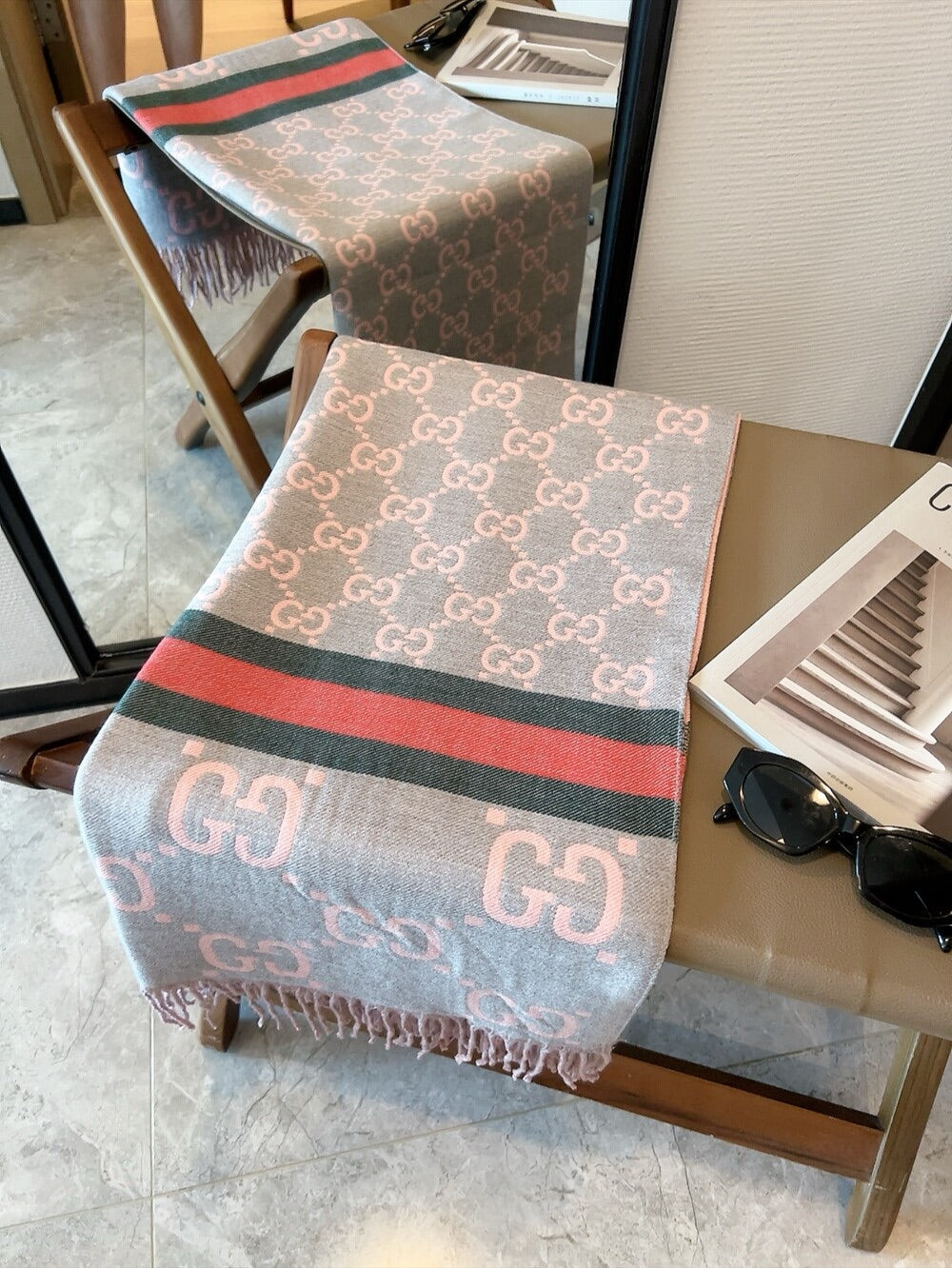 Modischer Schal mit GG-Buchstaben