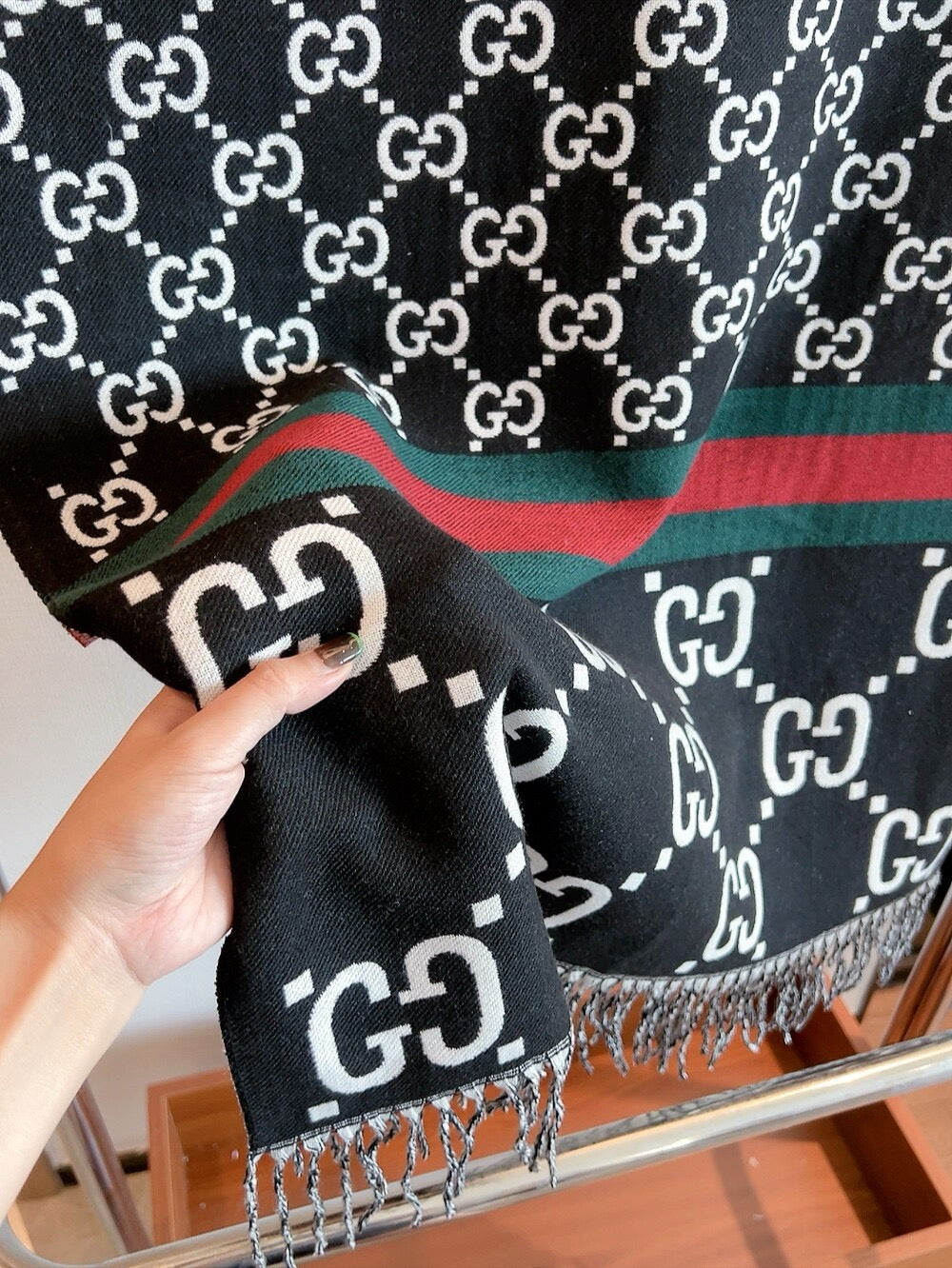 Modischer Schal mit GG-Buchstaben