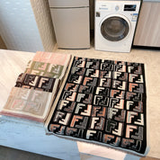 Modischer Schal mit FF-Buchstaben