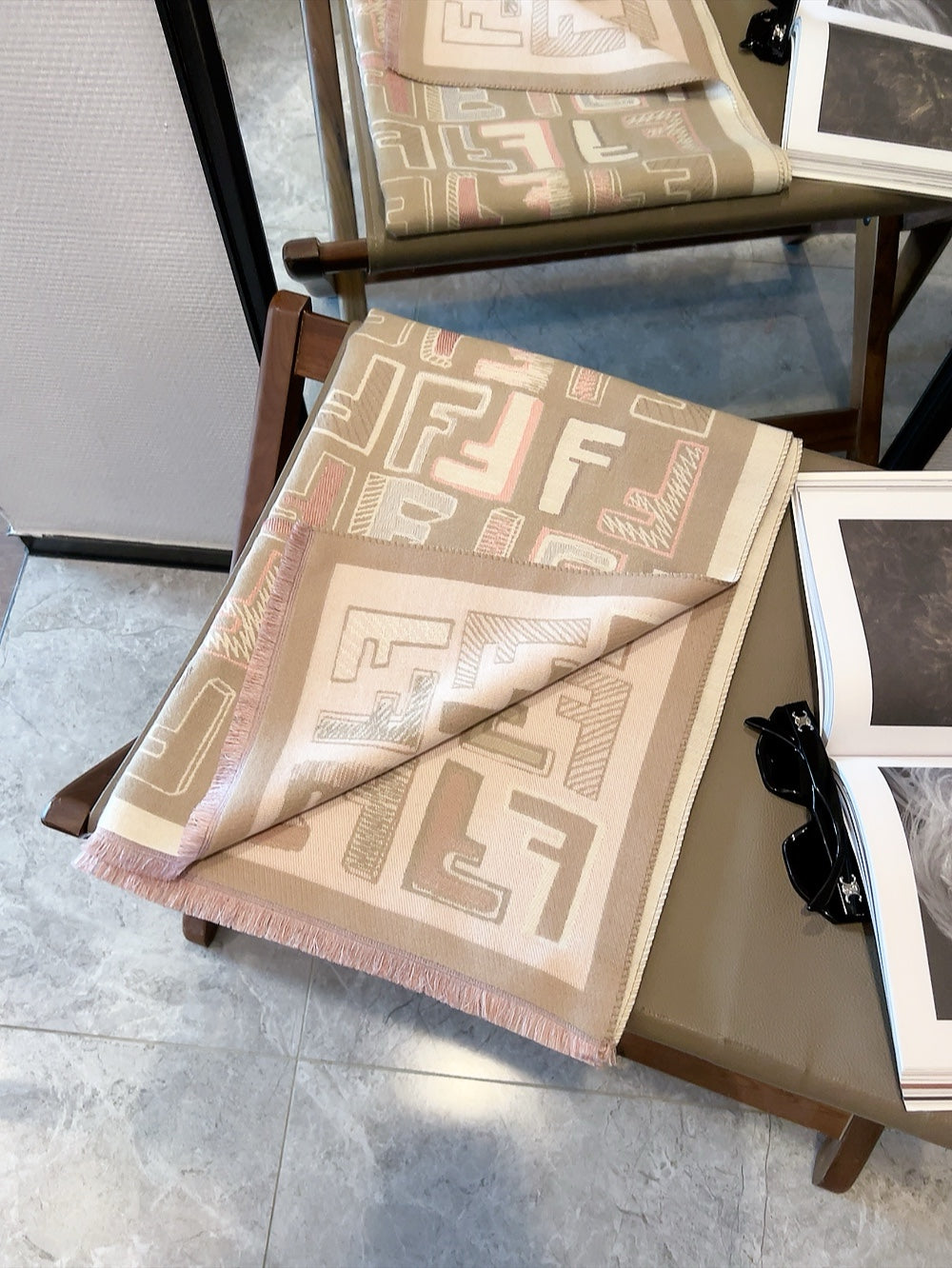 Modischer Schal mit FF-Buchstaben