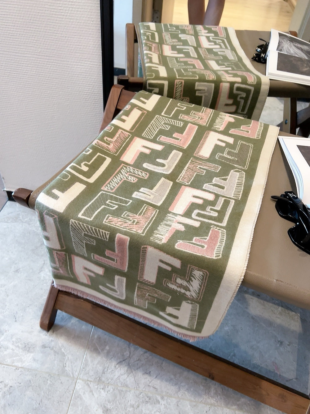 Modischer Schal mit FF-Buchstaben