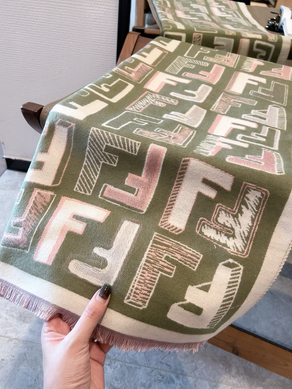 Modischer Schal mit FF-Buchstaben