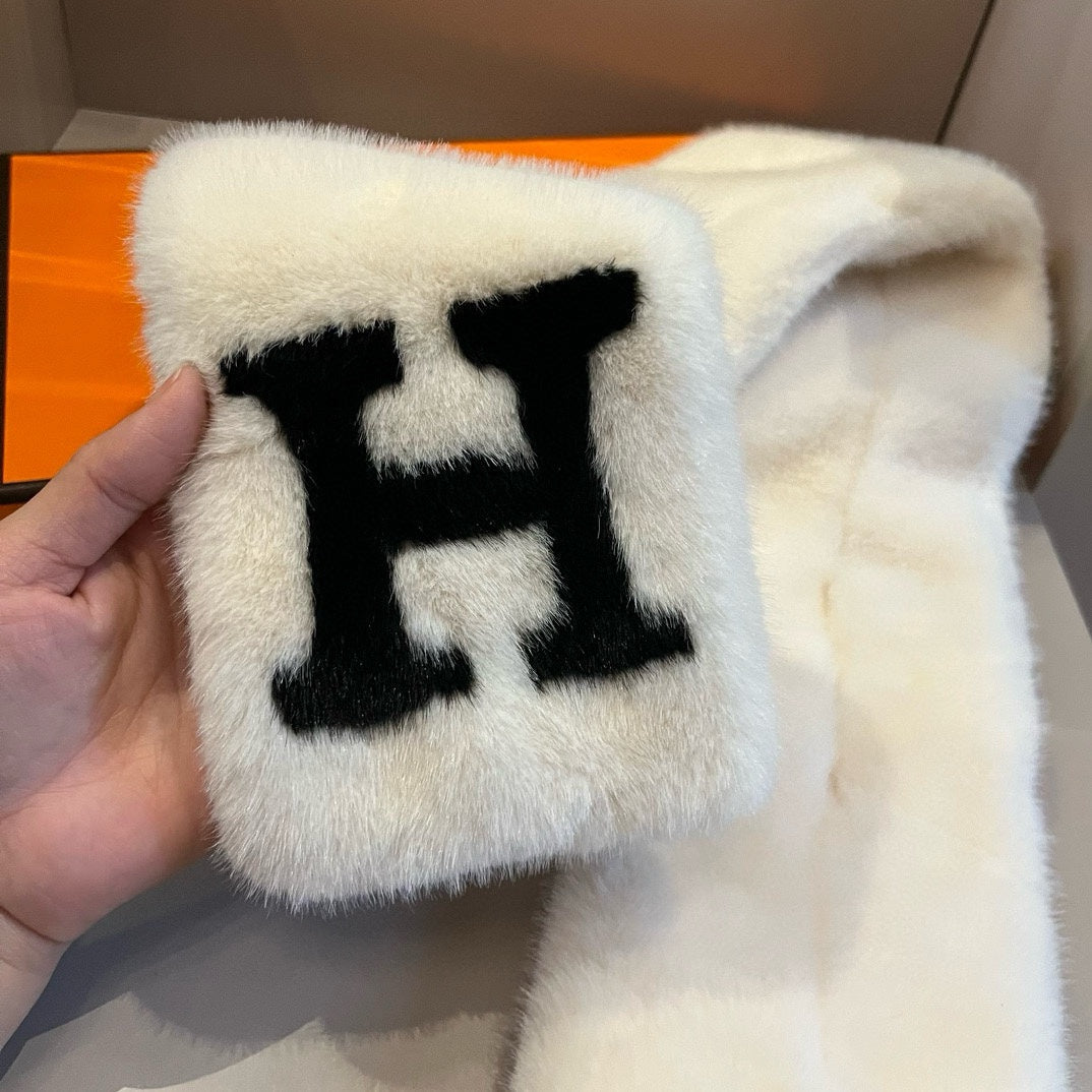 Modischer Schal mit H-Buchstaben