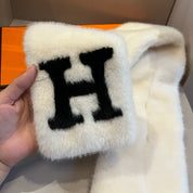 Modischer Schal mit H-Buchstaben