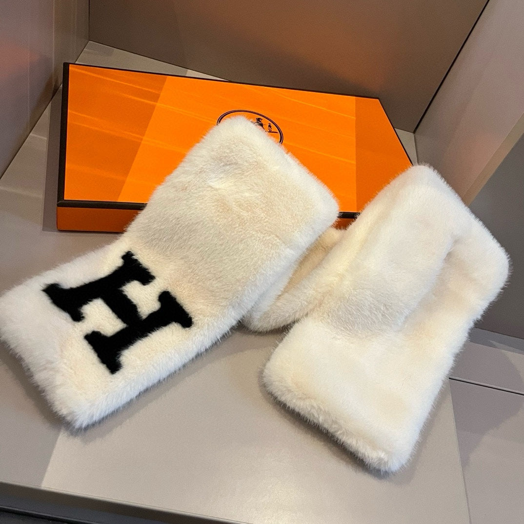 Modischer Schal mit H-Buchstaben