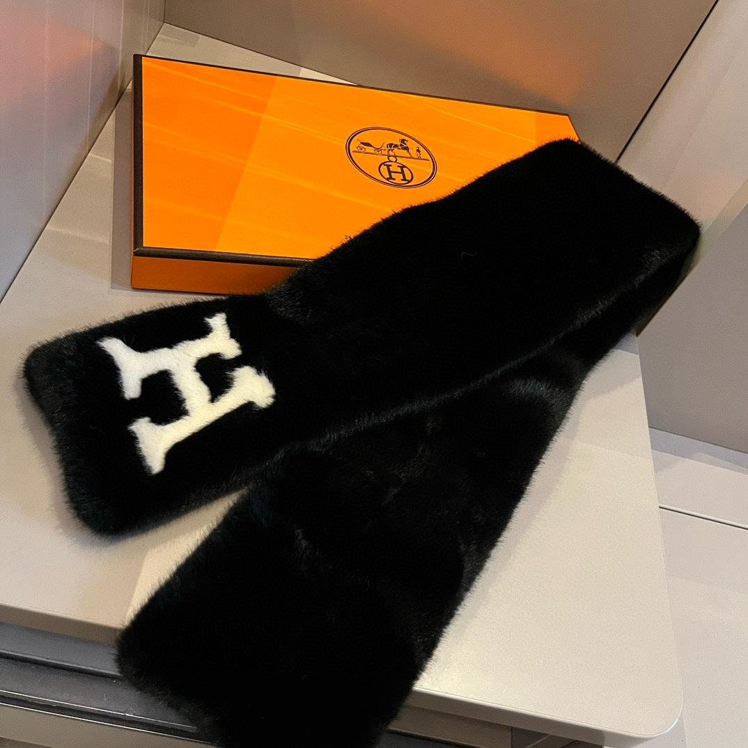 Modischer Schal mit H-Buchstaben
