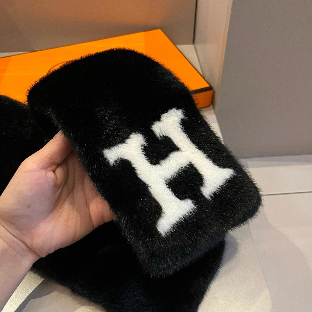 Modischer Schal mit H-Buchstaben