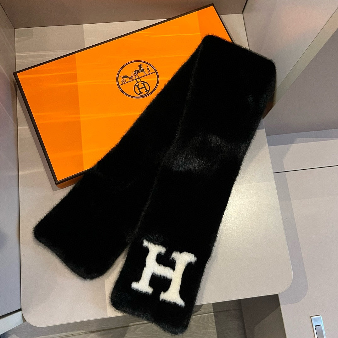 Modischer Schal mit H-Buchstaben