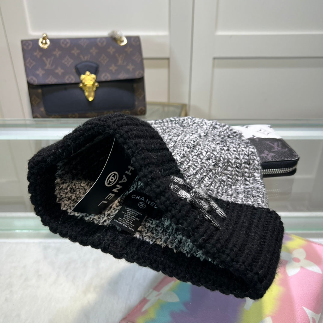Modische Plüsch-CC-Strickmütze