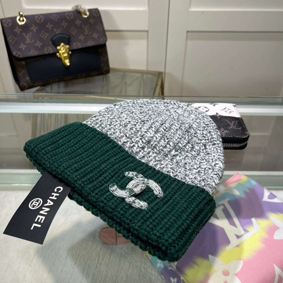 Modische Plüsch-CC-Strickmütze