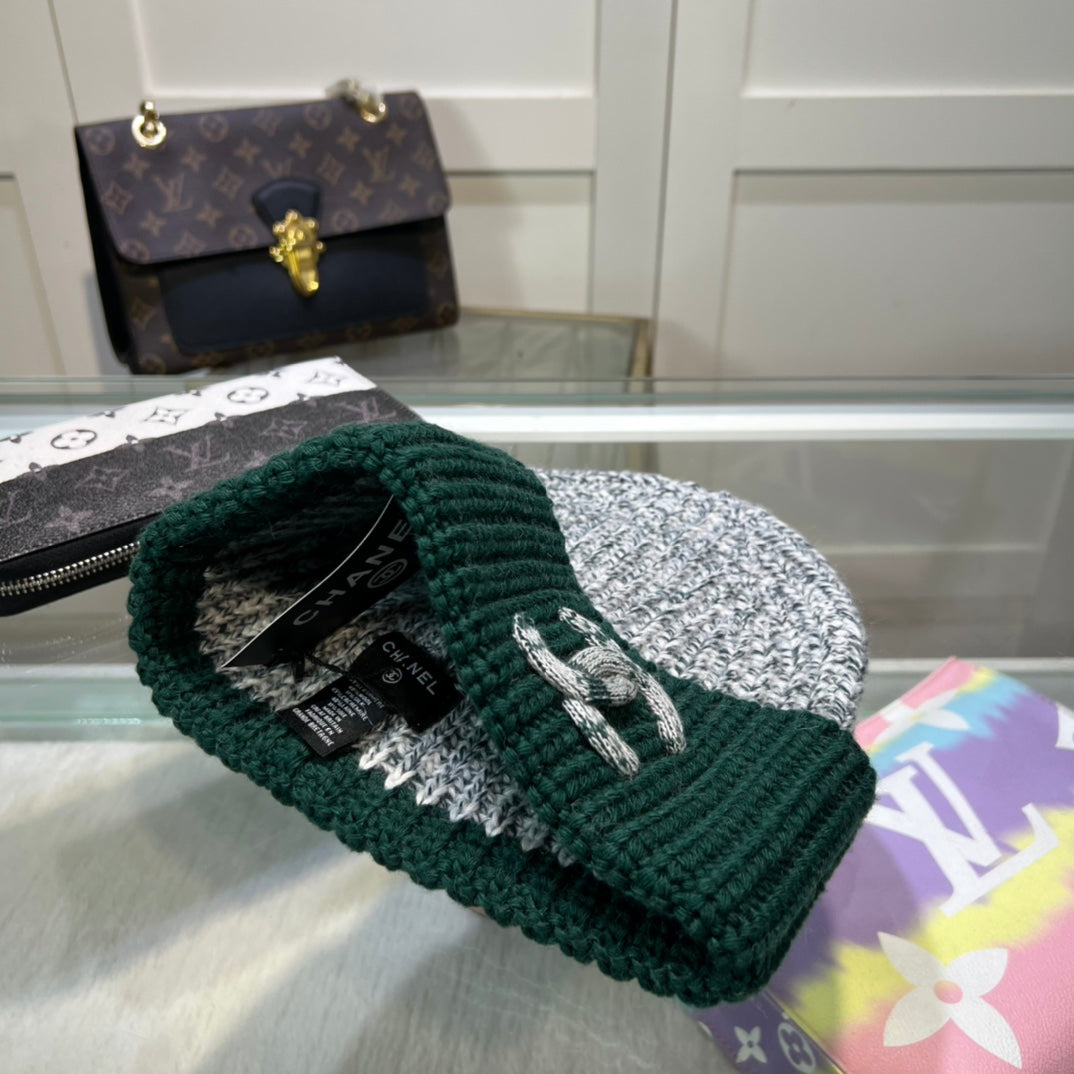 Modische Plüsch-CC-Strickmütze