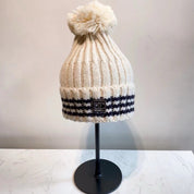 Modische Plüsch-CC-Strickmütze