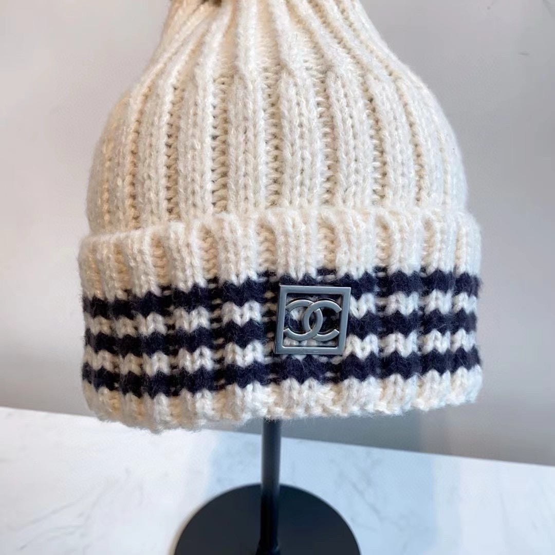 Modische Plüsch-CC-Strickmütze