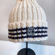 Modische Plüsch-CC-Strickmütze