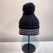 Modische Plüsch-CC-Strickmütze