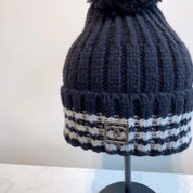 Modische Plüsch-CC-Strickmütze