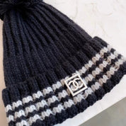 Modische Plüsch-CC-Strickmütze