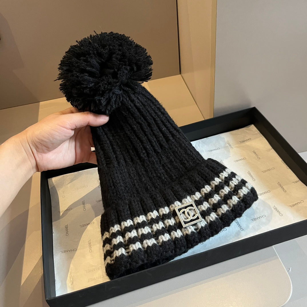 Modische Plüsch-CC-Strickmütze
