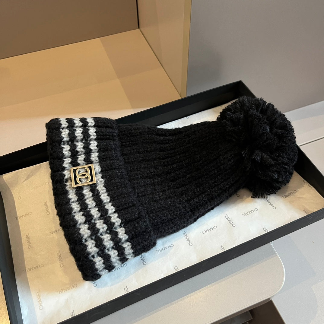 Modische Plüsch-CC-Strickmütze