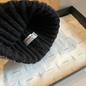 Modische Plüsch-CC-Strickmütze