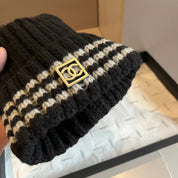 Modische Plüsch-CC-Strickmütze