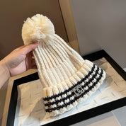 Modische Plüsch-CC-Strickmütze