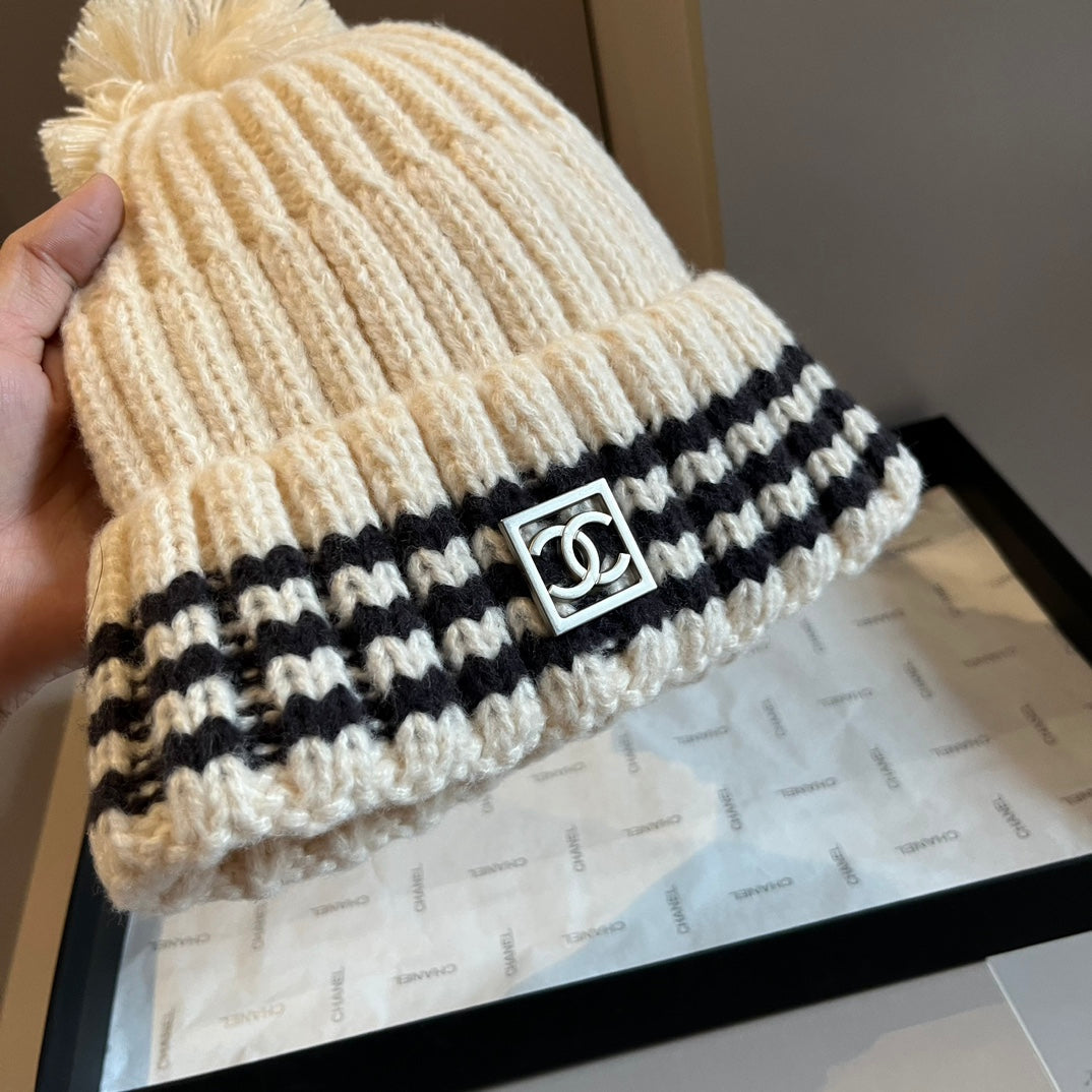 Modische Plüsch-CC-Strickmütze