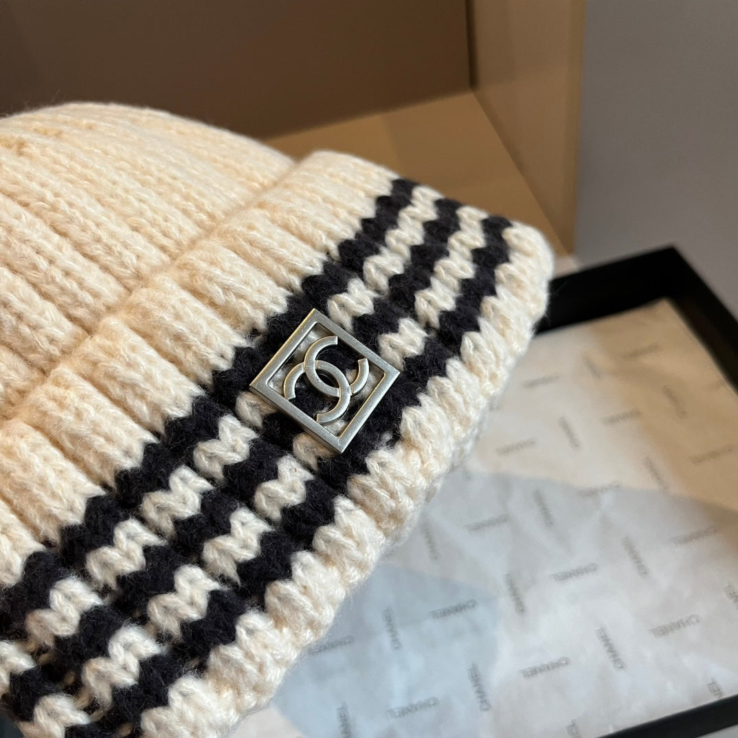 Modische Plüsch-CC-Strickmütze