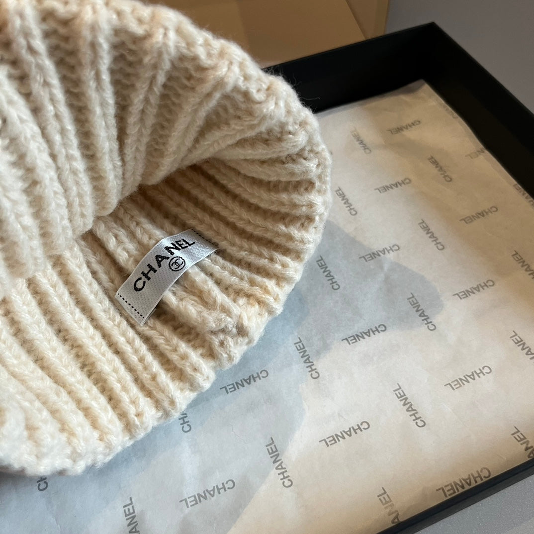 Modische Plüsch-CC-Strickmütze