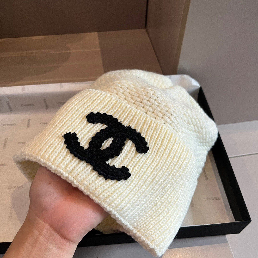 Modische Plüsch-CC-Strickmütze