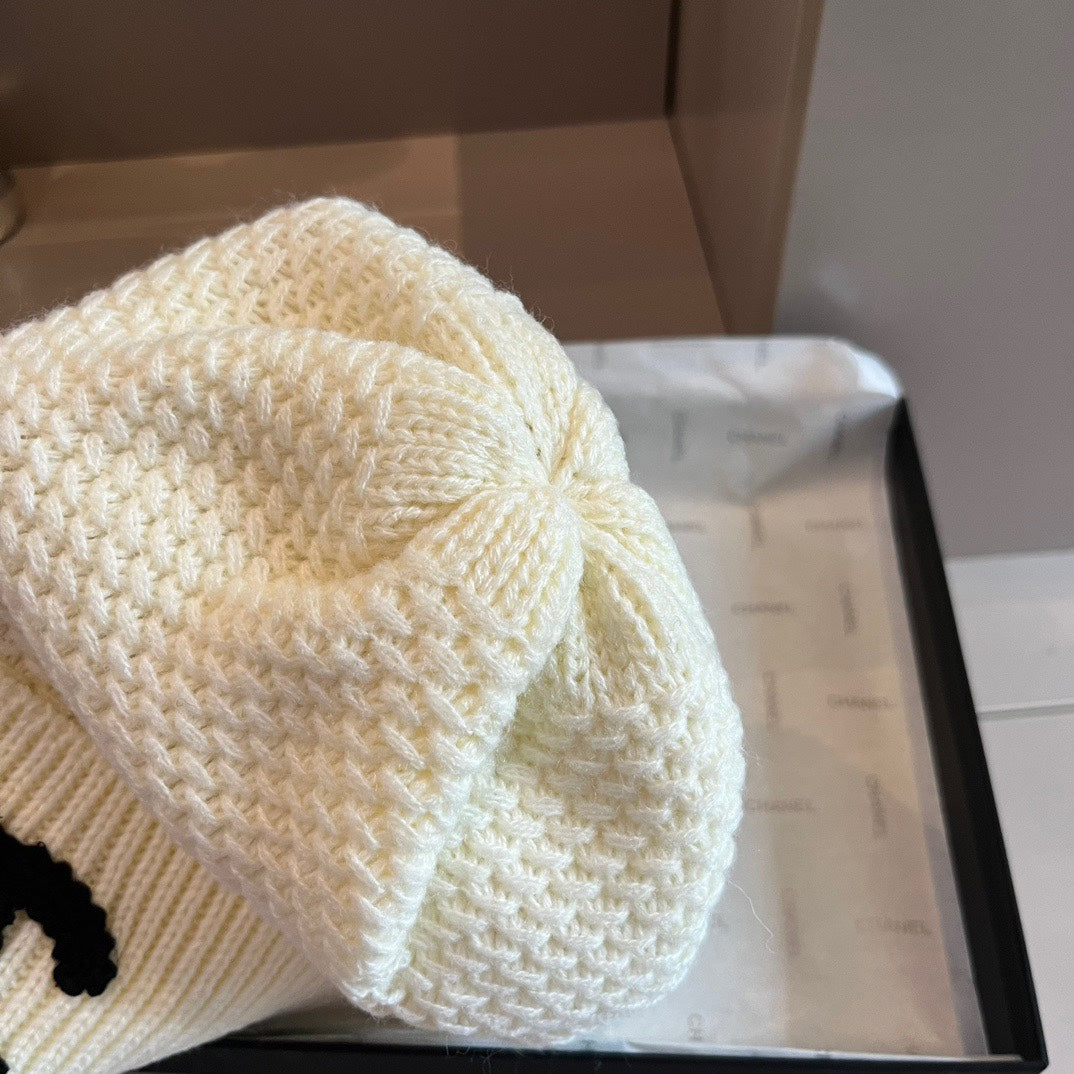 Modische Plüsch-CC-Strickmütze