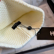 Modische Plüsch-CC-Strickmütze
